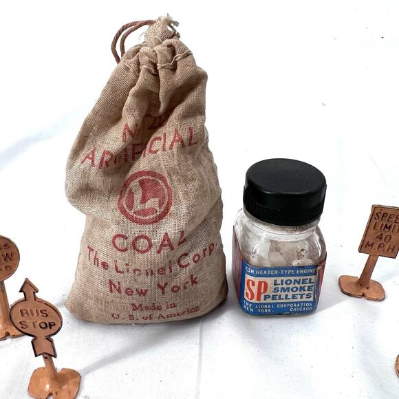 Lionel Parts Lot - No. 207 Artificial Coal, Smoke Pellets, 5 Metal Signs - Picture 4 of 4